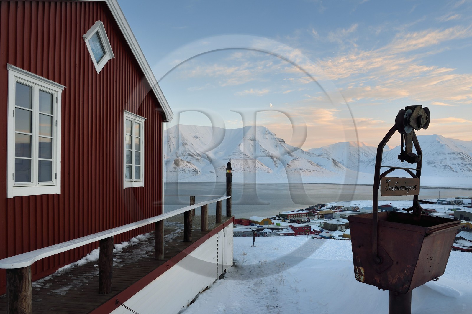 Norvège, Svalbard, Spitzberg, Longyearbyen, taubanelageret et vue sur le fjord