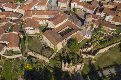 France, Haute-Loire (43), Lavaudieu, labellisé Les Plus Beaux Villages de France, l'Abbaye Saint-André de style roman auvergnat (vue aérienne)