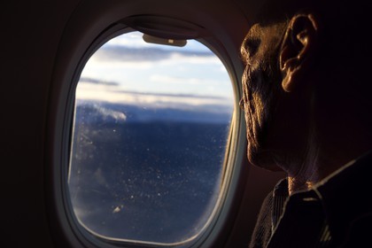 Norvège, Svalbard, Spitzberg, Longyearbyen, homme regardant l'Isfjord à travers le hublot de l'avion