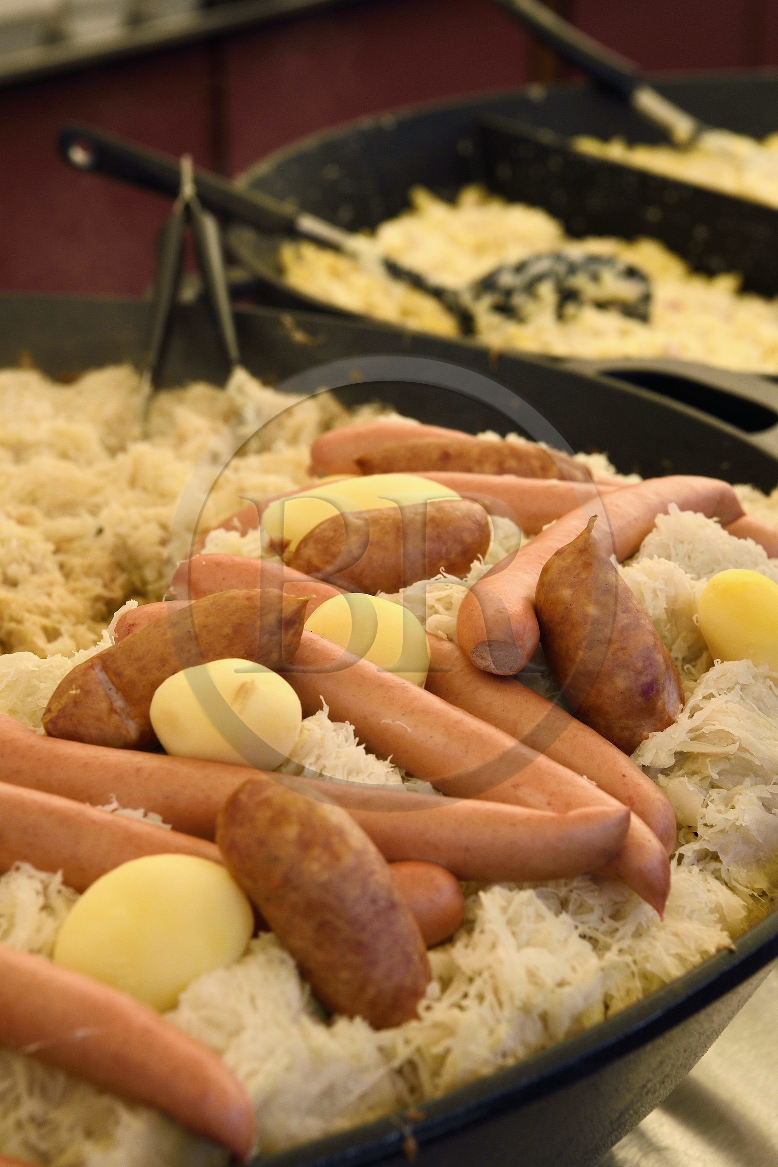 France, Bas-Rhin (67), Strasbourg, vieille ville classée au Patrimoine Mondial de l’UNESCO, Marché de Noel (Christkindelsmarik) de la place Broglie, vente de choucroute à emporter