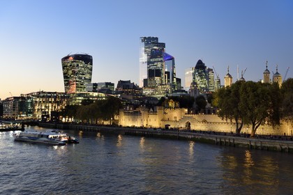 Royaume-Uni, Londres, les rives de la Tamise, la Tour de Londres, la City avec ses gratte-ciel, la tour dénommée le Talkie Walkie conçue par l'architecte Rafael Vinoly, la tour Le 30 St Mary Axe ou Swiss Re Building appelée aussi le cornichon concue par l'architecte Norman Foster