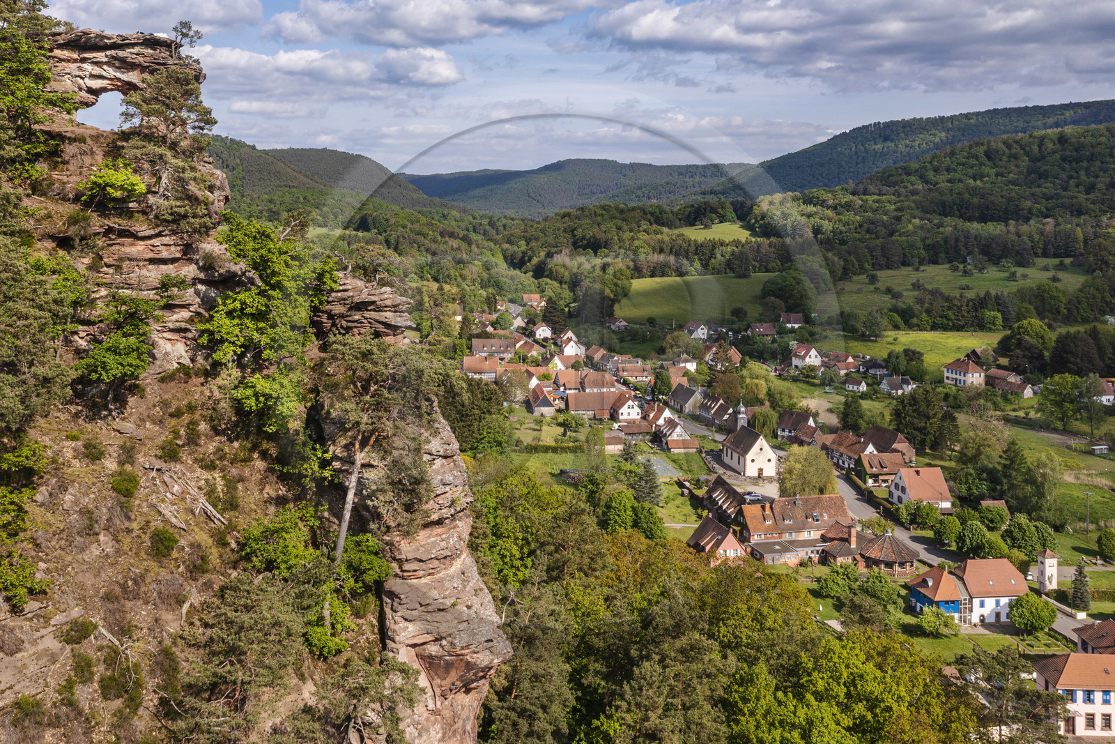 France, Bas-Rhin (67), Parc naturel régional des Vosges du Nord, Obersteinbach, l’arche du rocher en grès du Wachtfels domine le village (vue aérienne)