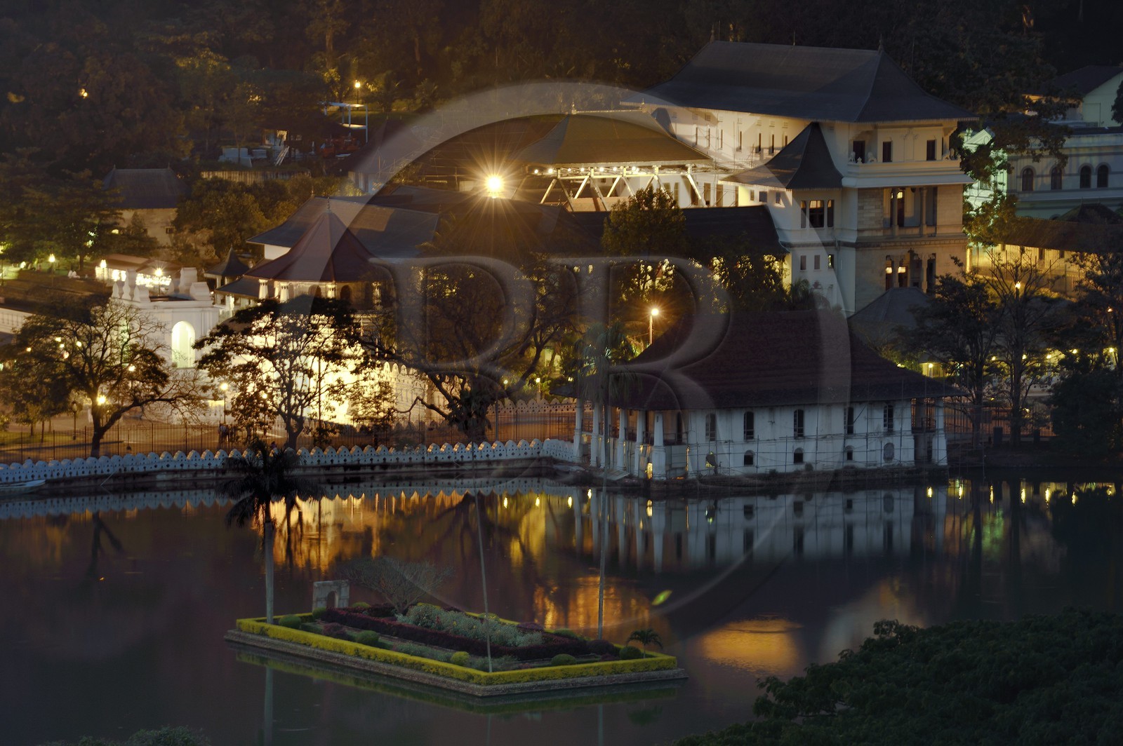 Sri Lanka, province du centre, Kandy, ville sacrée classée patrimoine mondial de l'UNESCO, Temple de la Dent de Bouddha (Sri Dalada Maligawa) en bordure du lac Bogambara