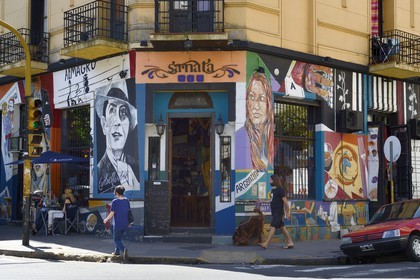 Argentine, Buenos Aires, Sanata Bar (restaurant et musique) dans la rue Sarmiento, peinture murale sur le thème du tango et de Carlos Gardel