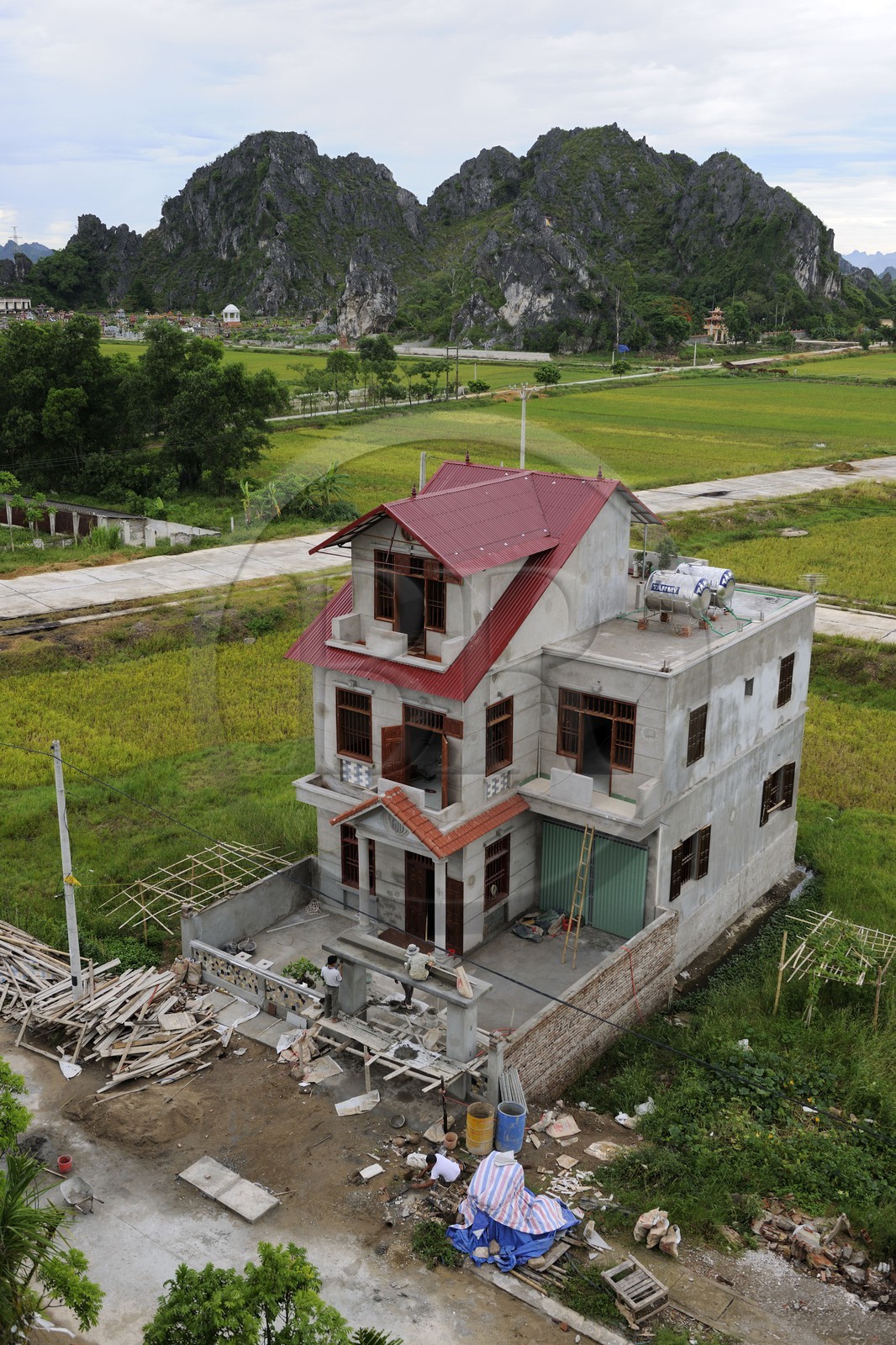 Vietnam, Ninh Binh, la ville est en constante extension sur les anciennes rizières