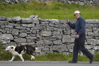 Irlande, Comté de Galway, Aran Islands, Inishmore, homme et son chien