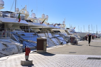 France, Alpes-Maritimes (06), Cannes, moine cistercien en provenance de l'Abbaye de Lérins sur le quai du port