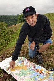 France, Puy-de-Dôme (63), sur la butte basaltique de Saint-Pierre-Le-Chastel, l'ingénieur agronome et géographe Yves Michelin, passionné d'histoire et de paléontologie, est aussi auteur de livres et un des acteurs du classement de la Chaîne des Puys et de la Faille de Limagne au patrimoine mondial de l’Unesco