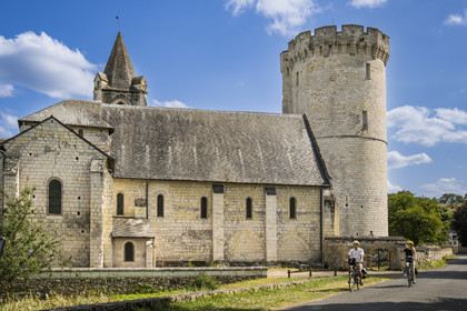 France, Maine-et-Loire (49), vallée de la Loire classée au Patrimoine Mondial par l'UNESCO, Gennes-Val-de-Loire, randonnée à bicyclette sur les berges de la Loire, l'église Saint-Aubin et la Tour de Trèves en arrière plan