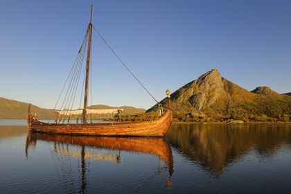 Norvège, Nordland, Iles Lofoten, ile de Vestvagoy, le drakkar (bateau viking) Lofotr construit à l'identique sur le lac de Borg