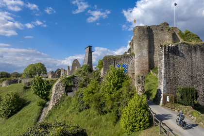 France, Vendée (85), Tiffauges, le chateau de Tiffauges,  ancien chateau fort en ruines où résida Gilles de Rais, randonnée à vélo (vue aérienne)