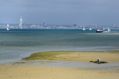 Royaume-Uni, Angleterre, Hampshire, Ile de Wight, Ryde, ferries de Southsea Portsmouth (en arrière plan) à Ryde avec l'aéroglisseur de Hover Travel
