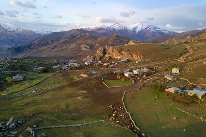 Azerbaïdjan, région de Quba (Guba), chaine de montagne du Grand Caucase, village de Giriz à l'aube (vue aérienne)