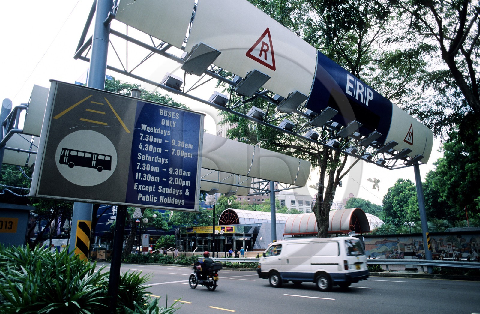 Singapour, portique-péage à l' entrée du centre ville