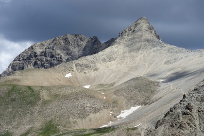 France, Alpes-de-Haute-Provence (04), Uvernet-Fours, parc national du Mercantour, vallée de l'Ubaye, sentier de randonnée du circuit des lacs du col de la Cayolle, le Mont Pelat (3051 m)