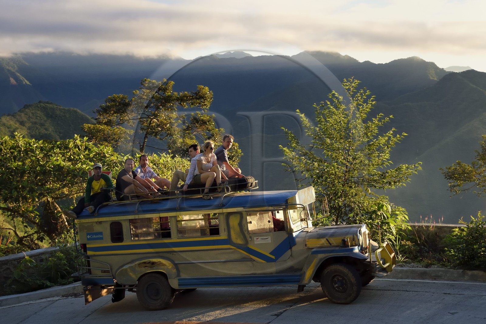 Philippines, province d'Ifugao, région de Banaue, jeepney (jeep allongée pour le transport de passagers) progressant sur une route de montagne vers Batad
