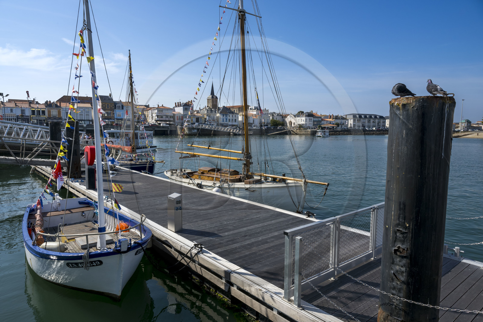 France, Vendée (85), Les-Sables-d'Olonne, bateaux traditionnels amarrés à l'entrée du port de commerce, le quartier de La Chaume en arrière plan