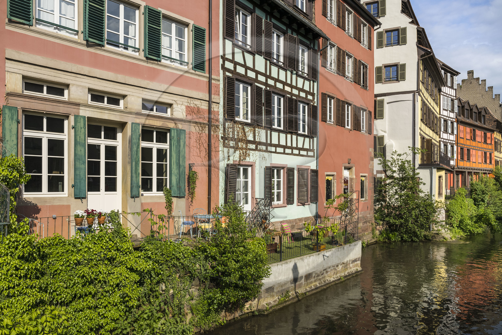France, Bas-Rhin (67), Strasbourg, vieille ville classée au Patrimoine Mondial de l'UNESCO, quartier de la Petite France, l'écluse sur l'Ill vers le quai des Moulins et la passerelle des anciennes glacières