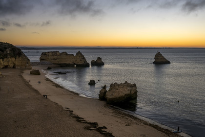 Portugal, Algarve, Lagos, lever de soleil sur la plage de Praia Dona Ana bordée par des falaises escarpées