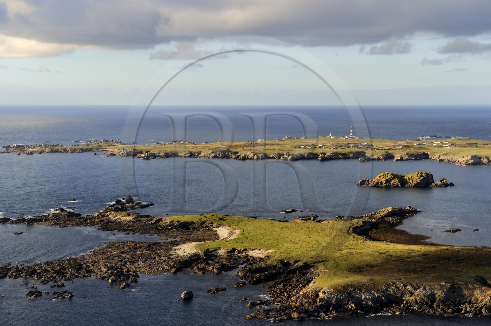 France, Finistère (29), parc naturel régional d'Armorique, mer d'Iroise, Ile d'Ouessant, réserve de Biosphère (UNESCO), phare du Creach et la côte ouest (vue aérienne)