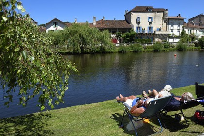 France, Dordogne (24), Brantôme, maisons historiques en bordure de la Dronne