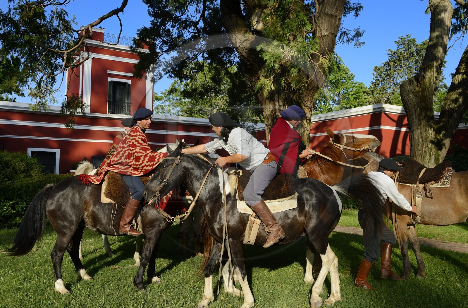 Argentine, province de Buenos Aires, San Antonio de Areco, groupe de gauchos à cheval devant l'estancia La Bamba de Areco
