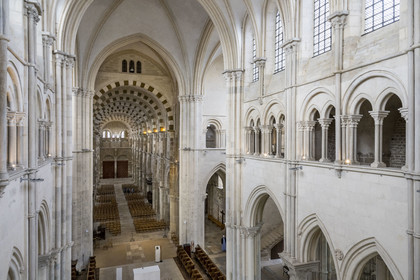 France, Yonne (89), parc naturel régional du Morvan, Vézelay, classé au Patrimoine Mondial de l'UNESCO, labellisé Les Plus Beaux Villages de France, point de départ de l'une des principales voies de pèlerinage de Saint-Jacques-de-Compostelle, la basilique Sainte-Marie-Madeleine, la nef vue depuis les tribunes du choeur