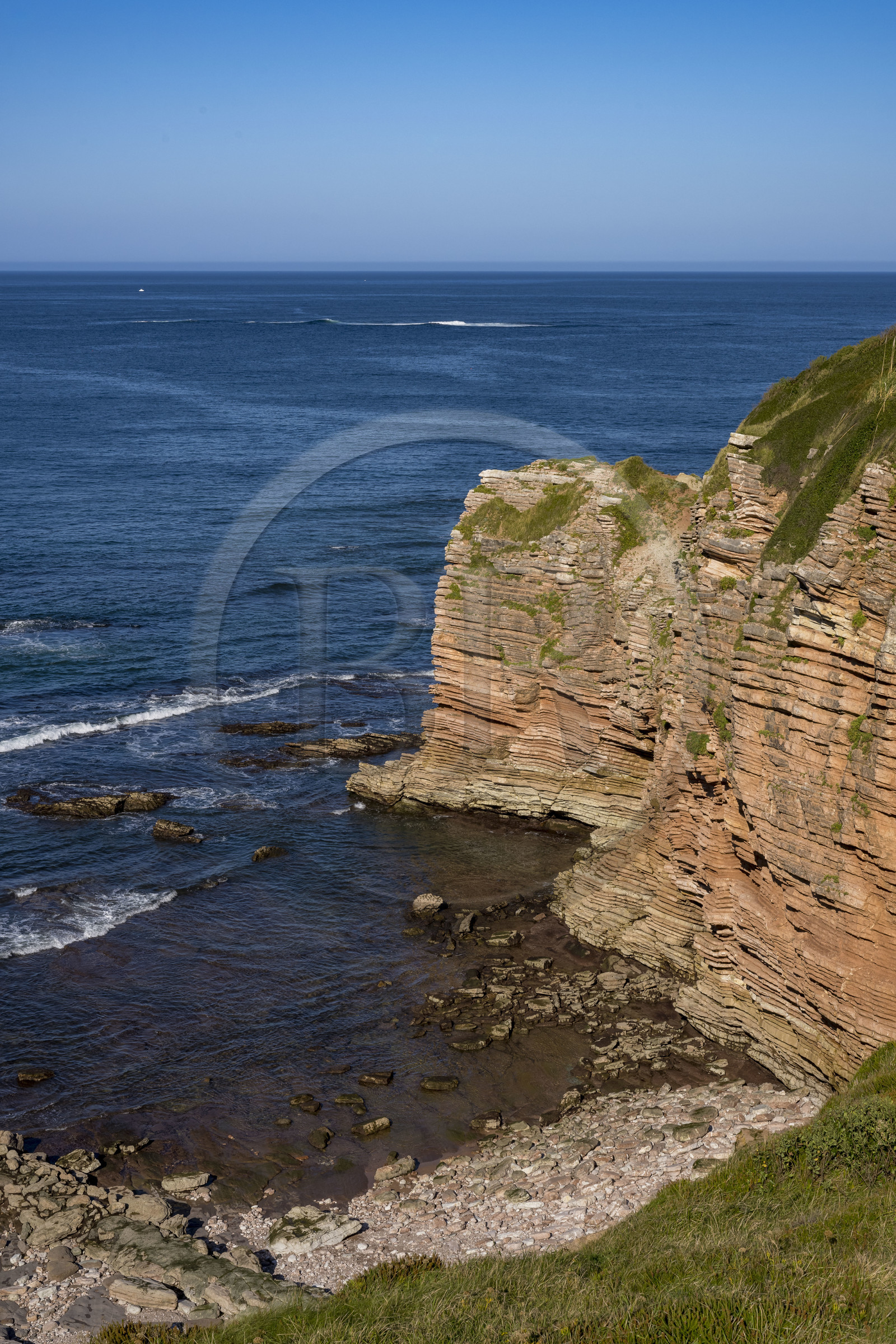 France, Pyrénées-Atlantiques (64), la côte du Pays-Basque, le domaine d'Abbadia géré par le Conservatoire du littoral, falaise de la pointe Kapela