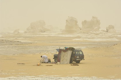 Egypte, désert libyque, tempêtre de sable dans le Désert Blanc au nord de Farafra, préparation de bivouac
