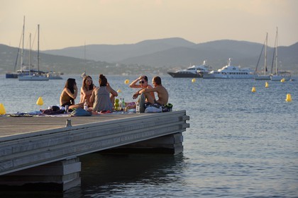 France, Var (83), Saint-Tropez, baie des Canebiers, moments entre amis sur le ponton de la plage des Canebiers