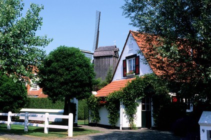 Belgique, Flandre-Occidentale, Knokke-le-Zoute, belle maison derrière le moulin T Molentje
