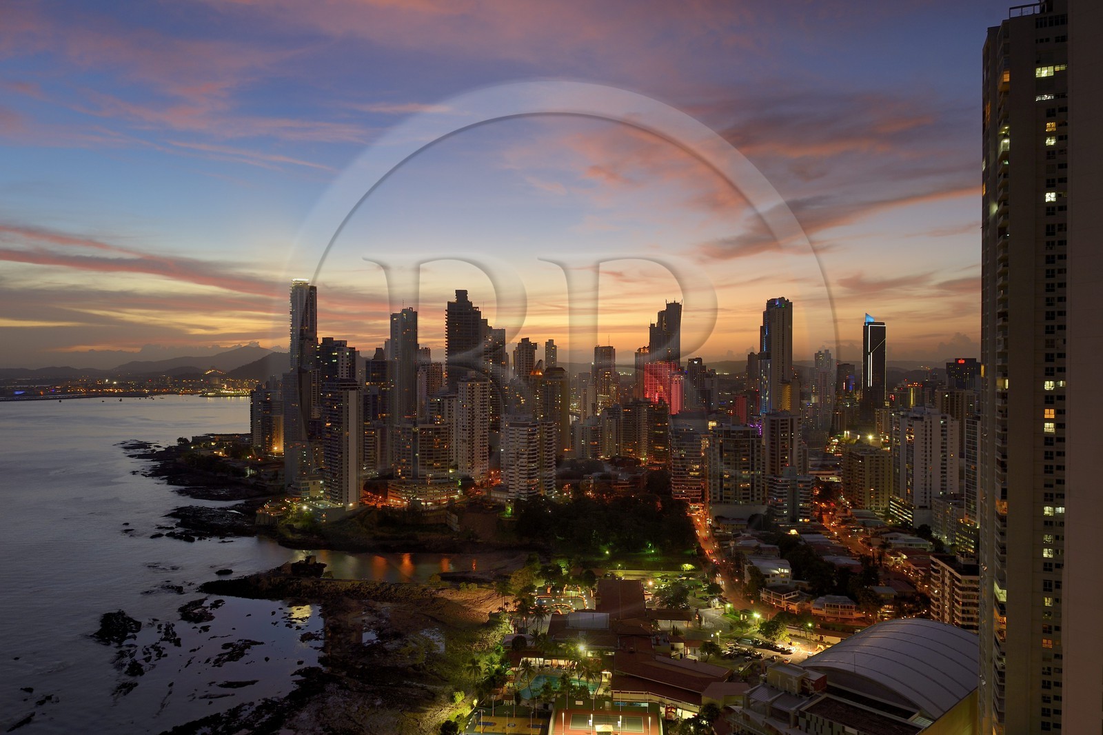 Panama, Panama City, les gratte-ciels du quartier de front de mer de Punta Paitillia après le coucher de soleil