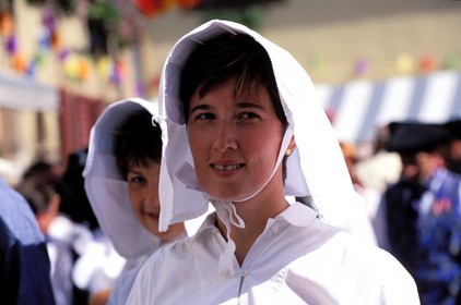 France, Haut-Rhin (68), Eguisheim, labellisé Les Plus Beaux Villages de France, fête du vin, jeune alsacienne en costume et coiffe