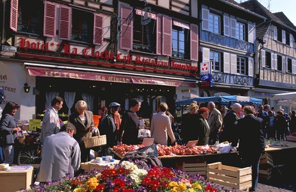 France, Bas-Rhin (67), jour de marché à Obernai