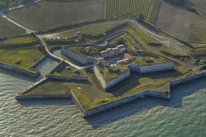 France, Charente-Maritime (17), ile de Ré, Fort de la Prée  au sud de La Flotte (vue aérienne)