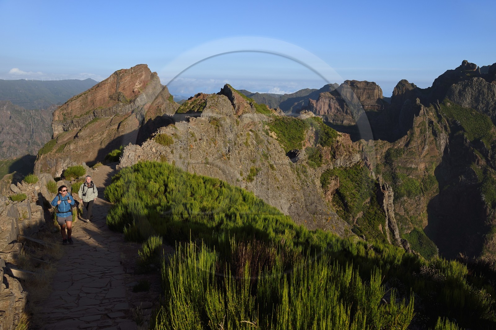 Portugal, Ile de Madère, randonneurs sur le sentier du Vereda do Areeiro entre les monts Pico Ruivo (1862m) et Pico Arieiro (1817m), vue depuis le Pico Arieiro sur la chaine de montagnes centrale
