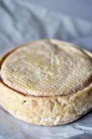 France, Haut-Rhin (68), Wasserbourg, Ferme-auberge Buchwald, munster AOP (lait de vache) produit par le marcaire Michel Wehrey