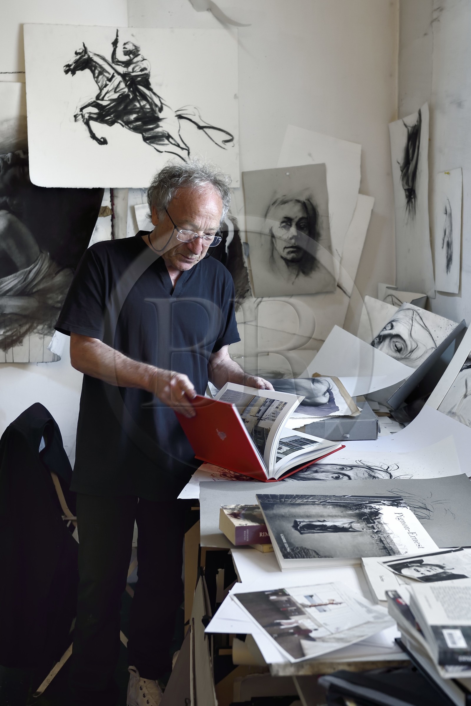 France, Ivry-sur-Seine (94), l'artiste plasticien Ernest Pignon-Ernest dans son atelier