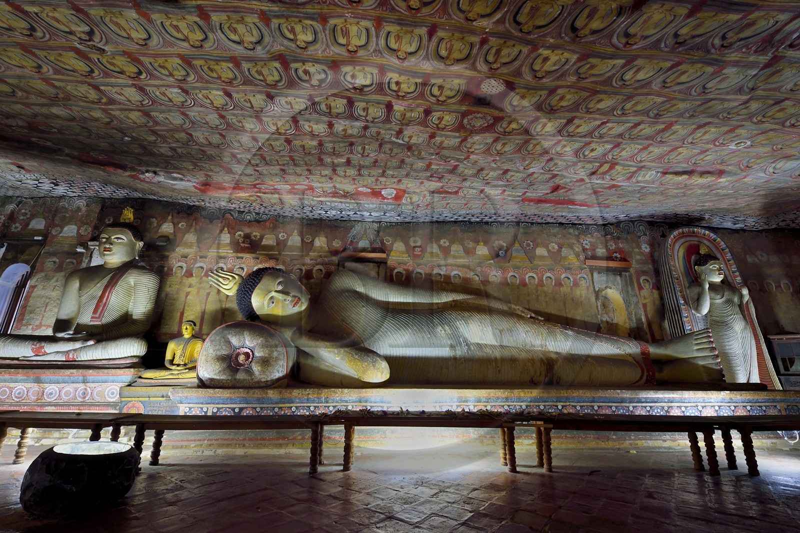 Sri Lanka, province du centre, district de Matale, Dambulla, Temple du Rocher Royal aussi appelé Ran Giri (Rocher doré) classé patrimoine mondial de l'UNESCO, la grotte n°2 Maharaja Viharaya est la plus vaste, Bouddha couché