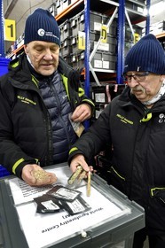 Norvège, Svalbard, Spitzberg, Longyearbyen, la Réserve mondiale de semences du Svalbard (banque de graines du Global Seed Vault), salle de stockage des semences artificiellement maintenue à -18°C, près de 900000 échantillons ont été déposés, provenant de 200 pays d'origine et de 73 instituts déposants, Åsmund Asdal de NordGen tient du blé dans sa main et Roland von Bothmer (à droite) présente les nouveaux moyens de stockage des semences en sachet aluminium sous vide et les anciens en tube de verre