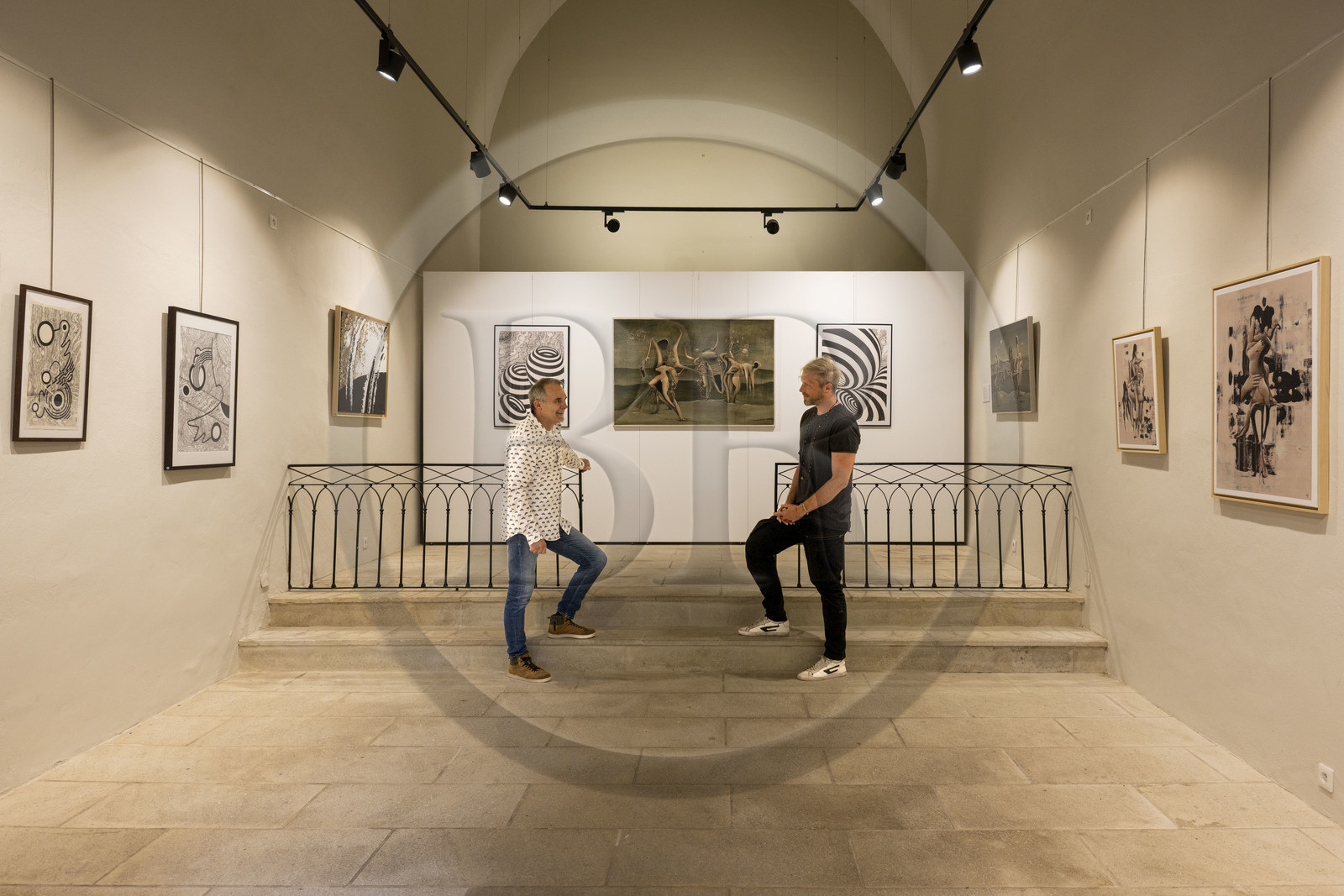 France, Vaucluse (84), Dentelles de Montmirail, le village médiéval de Séguret, labellisé Les Plus Beaux Villages de France, les artistes peintres Jacky Bretaudeau à gauche et Olivier J.L.W. à droite exposent leurs oeuvres dans l'ancienne chapelle Saint-Thècle