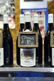 France, Rhône (69), Lyon, cours Lafayette, les Halles Paul Bocuse, bouteille de vin labellisée Paul Bocuse