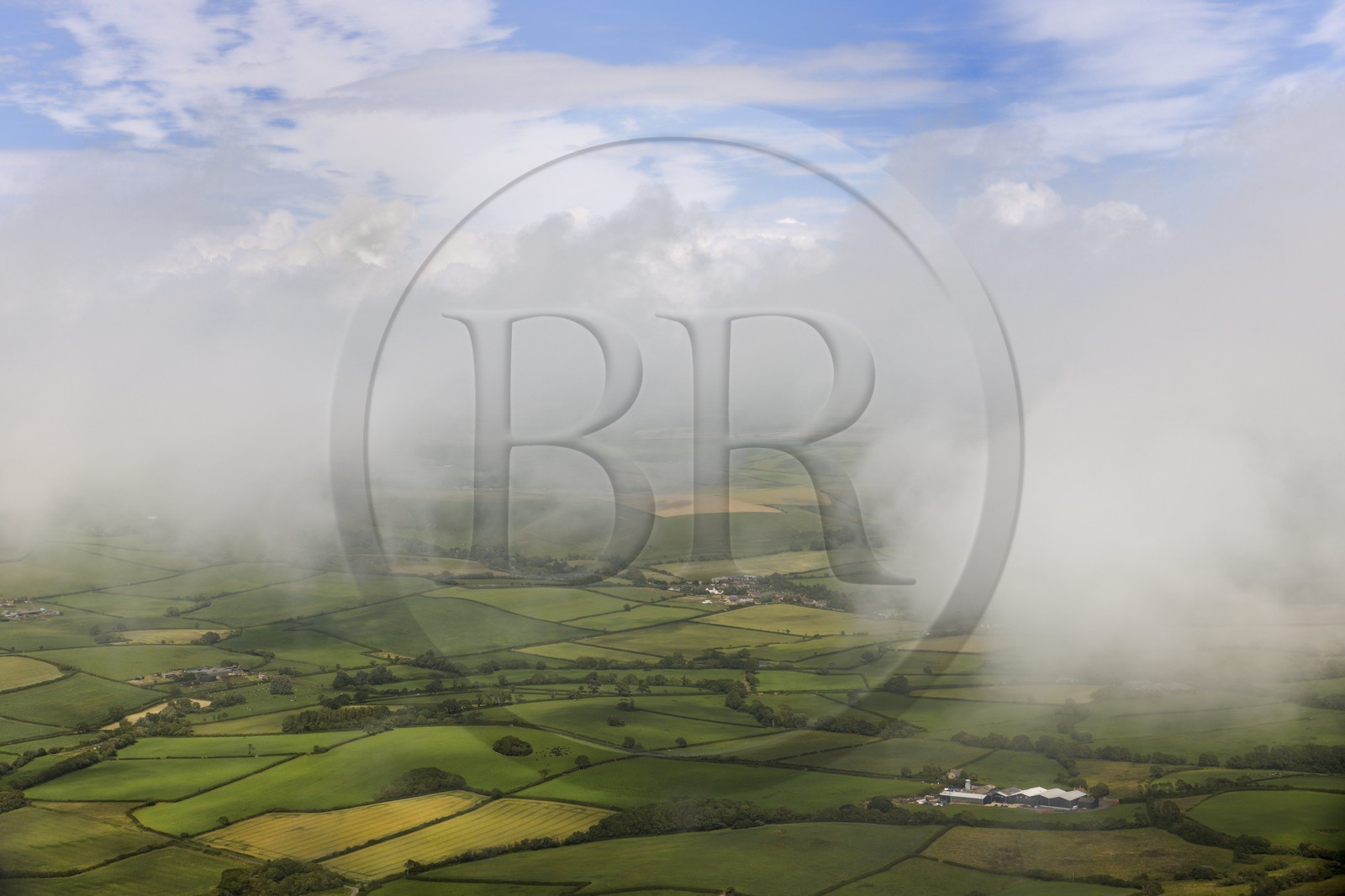 Royaume-Uni, Angleterre, champs du Dorset sous les nuages (vue aérienne)