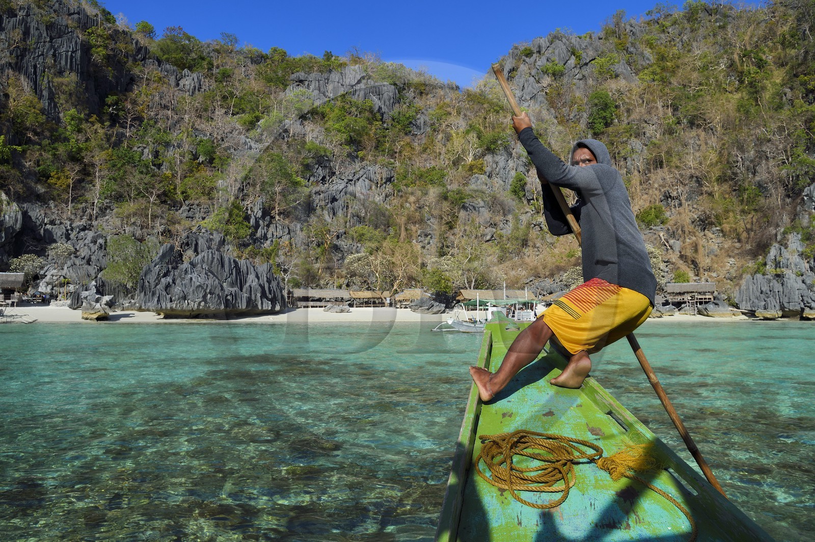 Philippines, Calamian Islands dans le nord de Palawan, Coron Island Natural Biotic Area, plage de Banul Beach au pied des murs géants des falaises de calcaire, batelier