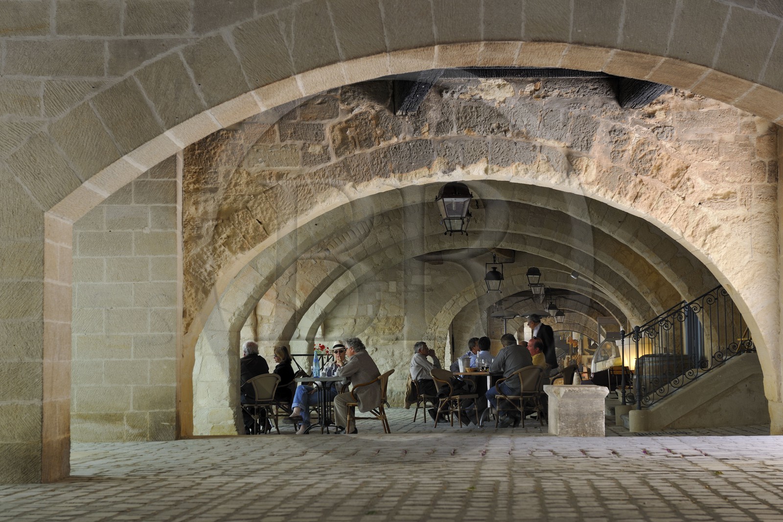 France, Gard (30), Uzès, classée ville d'art et d'histoire, restaurant sous les arcades entourant la Place aux Herbes