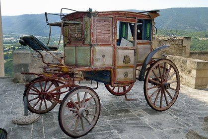 France, Vaucluse (84), Parc Naturel Regional du Luberon, Lacoste, chateau de Lacoste, une des residences du Marquis de Sade et de nos jours propriété de Pierre Cardin, vieille diligence