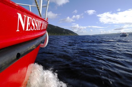 Royaume-Uni, Ecosse, Highlands, le Loch Ness, bateau le chasseur de Nessie voguant sur Urquhart castle