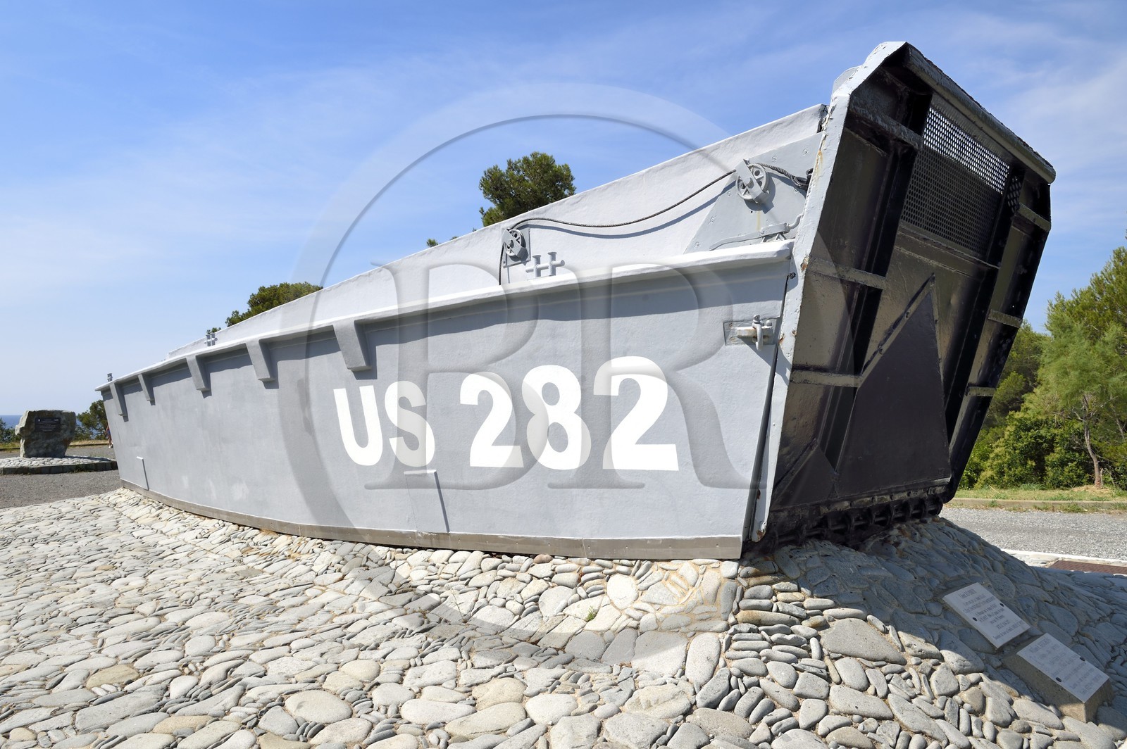 France, Var (83), Agay commune de Saint-Raphaël, massif de l'Estérel, la Corniche d'Or, barge US sur la plage du débarquement de Provence le 15 aout 1944 au cap du Dramont