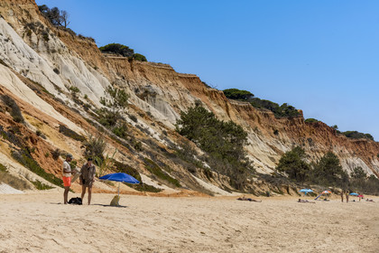 Portugal, Algarve, Olhos de Agua, la plage de Praia da Falésia surplombée par ses falaises rouges