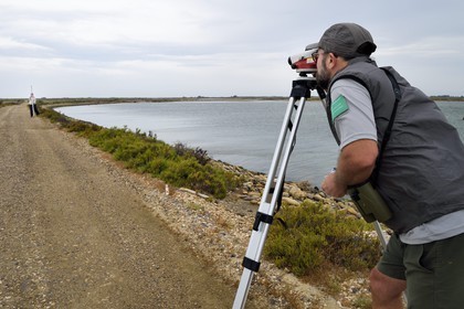 France, Bouches-du-Rhône (13), Parc naturel régional de Camargue, l’étang du Vaisseau et Vieux Rhone, relevés topographiques réalisés par les employés de la réserve